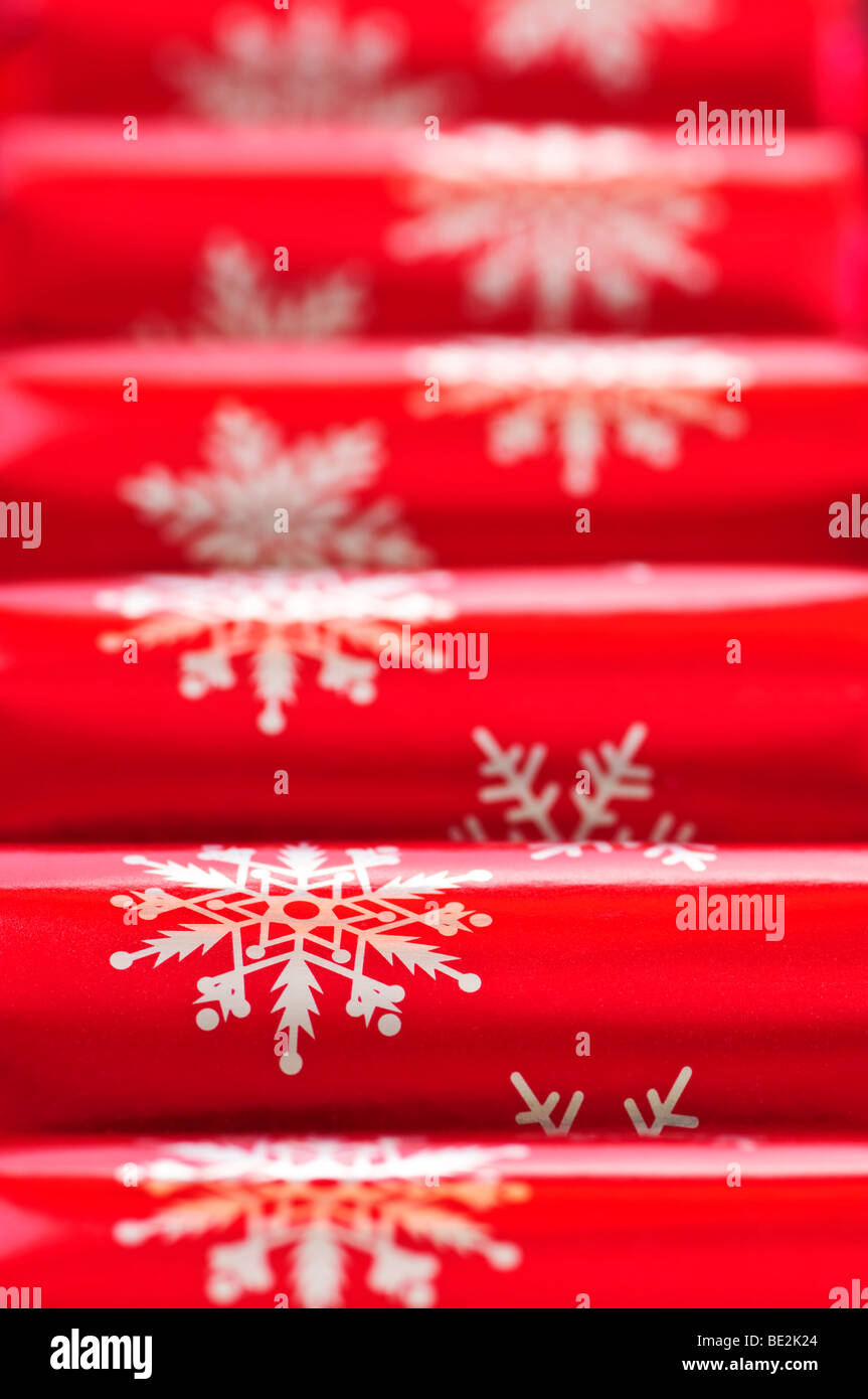 Primo piano di molti rossi Christmas Cracker in una riga Foto Stock