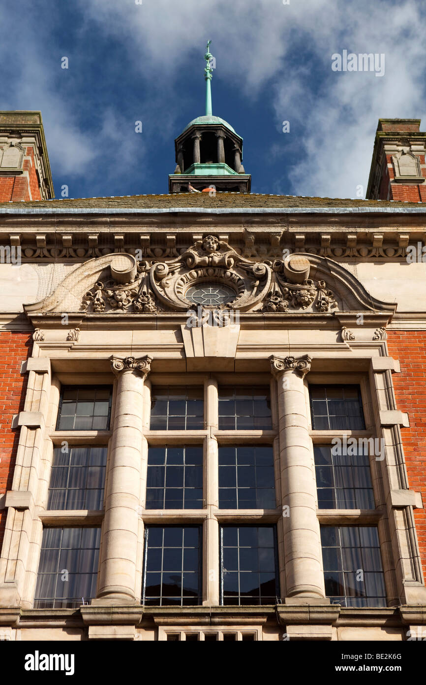 Regno Unito, Inghilterra, Staffordshire, Stafford, Martin Street, il consiglio della contea di edifici progettati da Thomas Lepre, finestra dettaglio Foto Stock