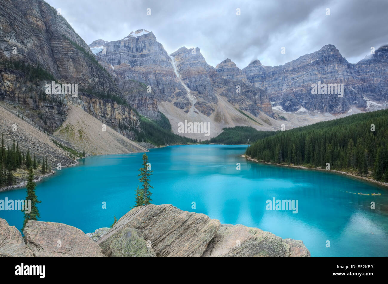 Bella vista della montagna al Lago Moraine, il Parco Nazionale di Banff, Alberta, Canada Foto Stock