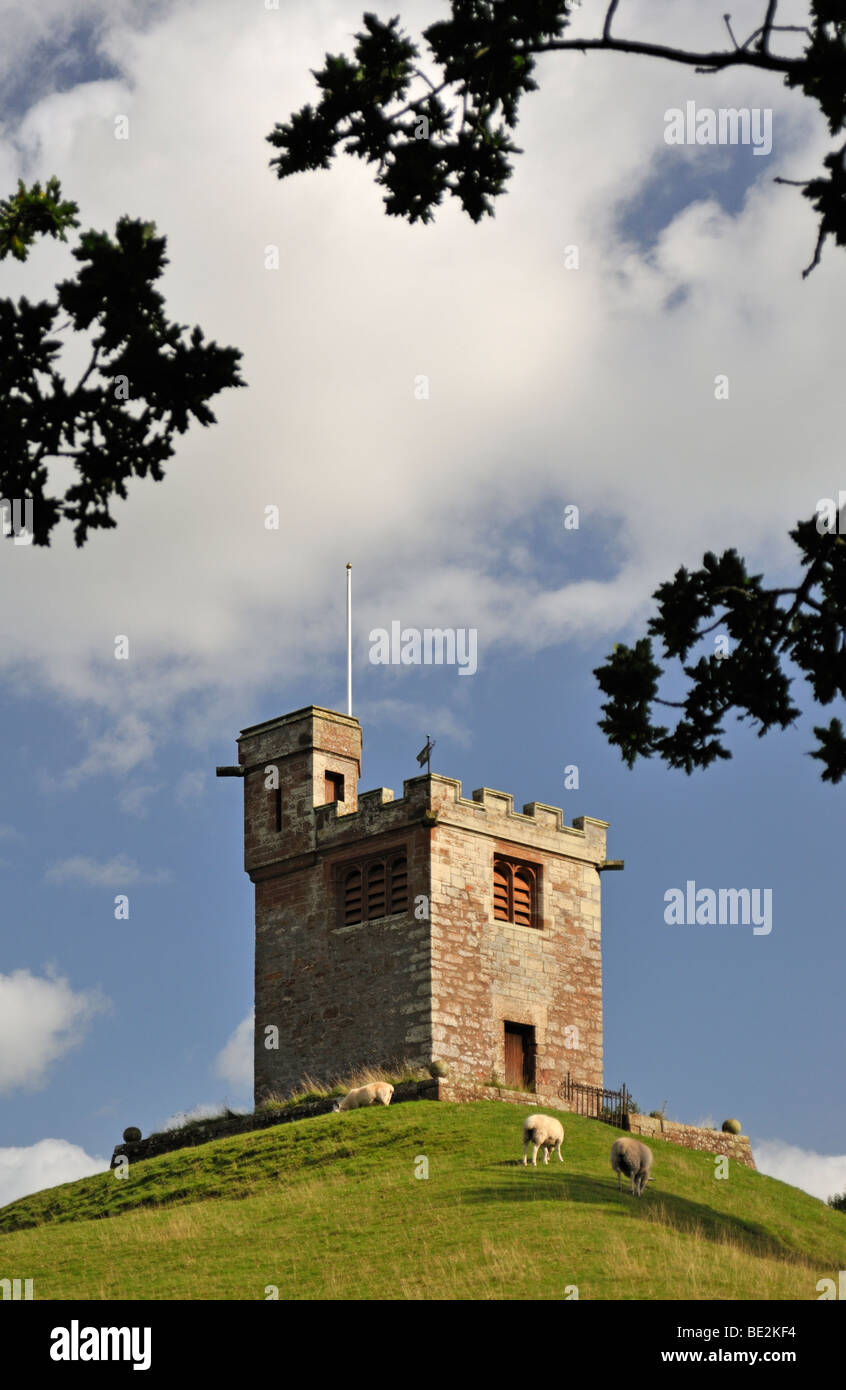 Staccate il campanile, la chiesa di Saint Oswald. Kirkoswald, Cumbria, England, Regno Unito, Europa. Foto Stock