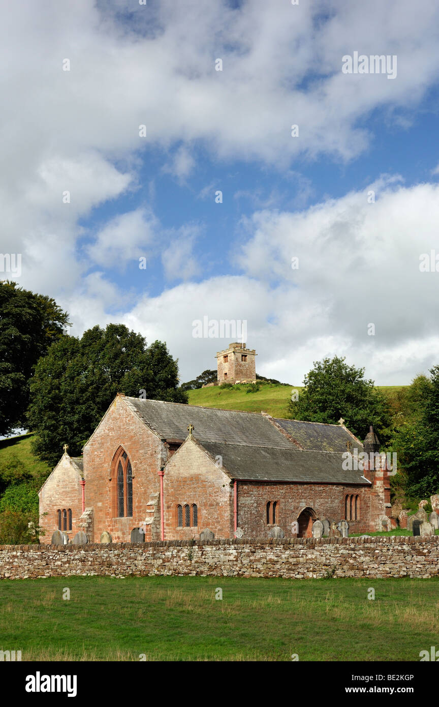 Staccate il campanile e la chiesa di Saint Oswald. Kirkoswald, Cumbria, England, Regno Unito, Europa. Foto Stock