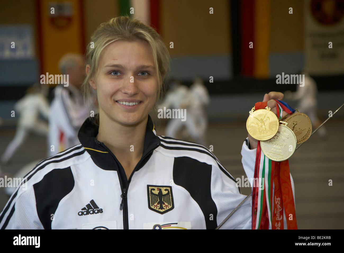 Epee fencer Britta Heidemann, TSV Bayer 04 Leverkusen, mostrando il suo medaglie d oro, Bonn, Renania settentrionale-Vestfalia, Germania, Europa Foto Stock