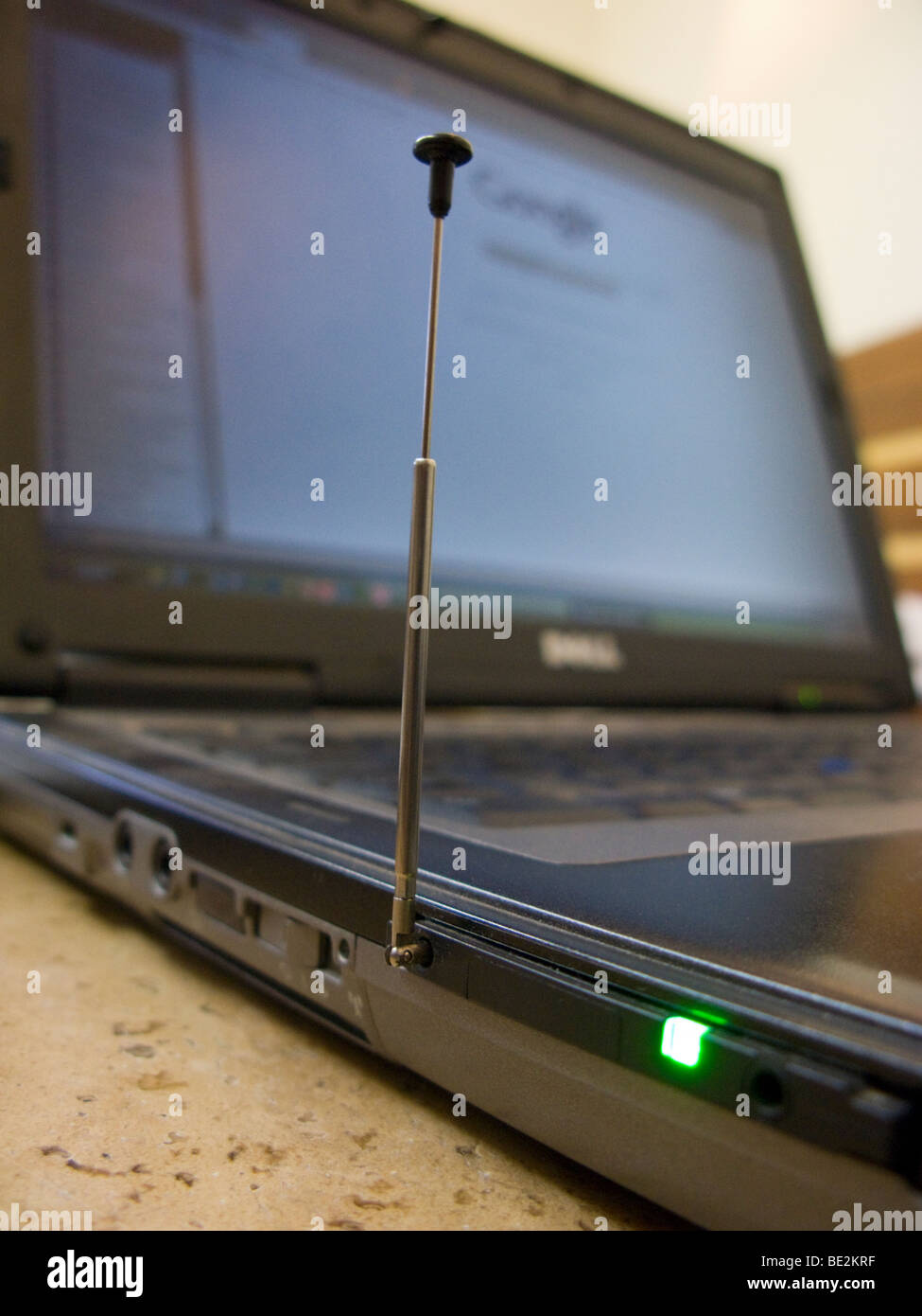 Un Dell lap top computer dotato di una connessione internet mobile card che ha un' antenna per la connessione alla rete telefonica cellulare. Foto Stock