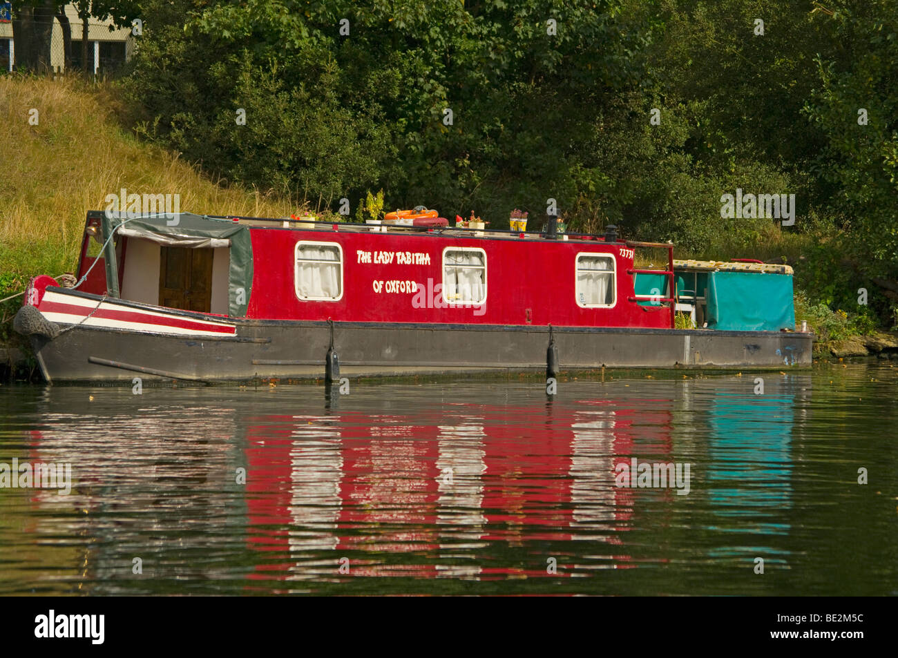 Una stretta Canal Boat Ormeggiato sul fiume Tamigi Foto Stock