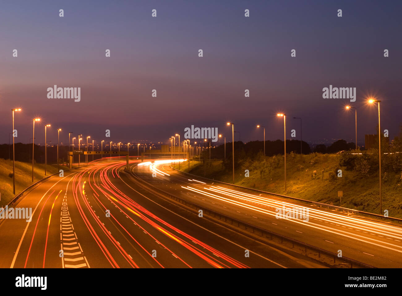 Il traffico automobilistico sentieri di luce sulla autostrada M6, Thelwall, Warrington, Cheshire Foto Stock