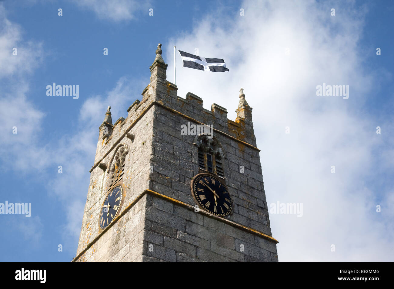 St Piran bandiera, il campanile della chiesa di San Giusto in Penwith, Cornwall, Inghilterra, Regno Unito. Foto Stock