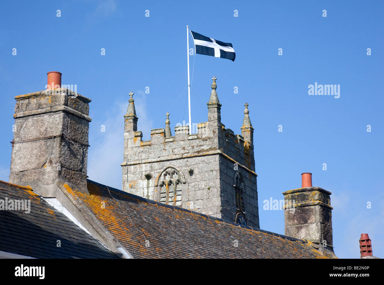St Piran bandiera, il campanile della chiesa di San Giusto in Penwith, Cornwall, Inghilterra, Regno Unito. Foto Stock