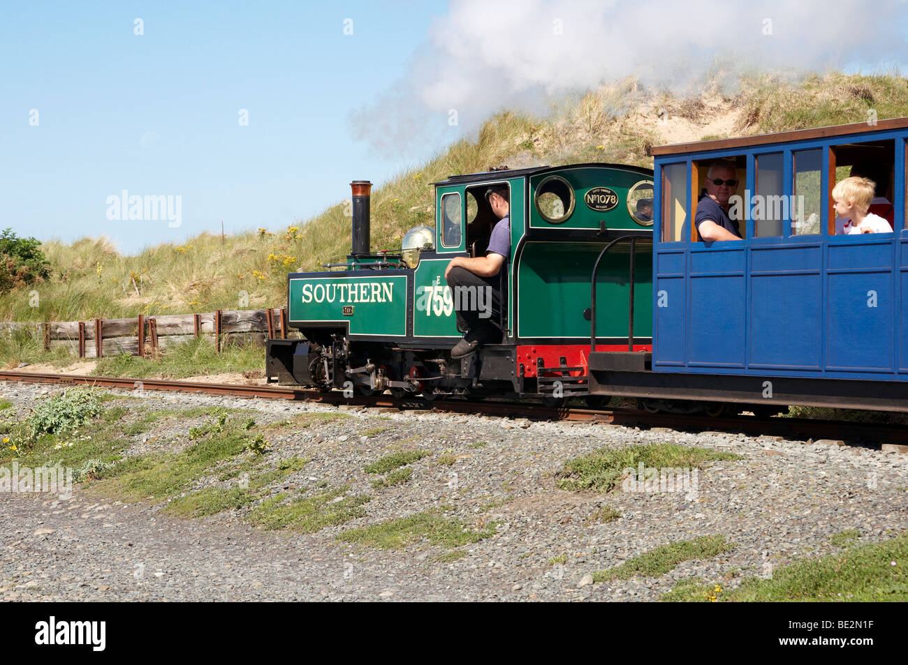 Treni sulla ferrovia Fairbourne, 12,25 pollici indicatore ferrovia in miniatura da Fairbourne a Blaenau Ffestiniog piedi traghetto, Gwynedd, Galles. Foto Stock