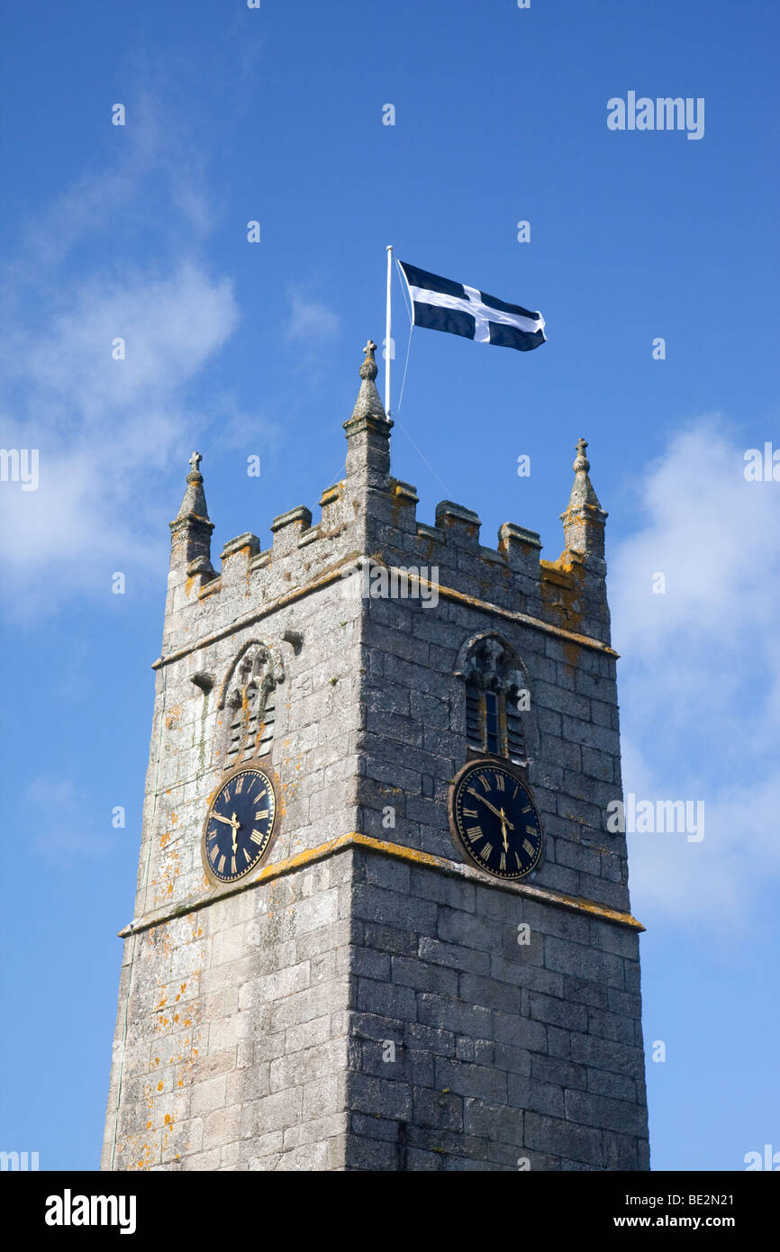 St Piran bandiera, il campanile della chiesa di San Giusto in Penwith, Cornwall, Inghilterra, Regno Unito. Foto Stock