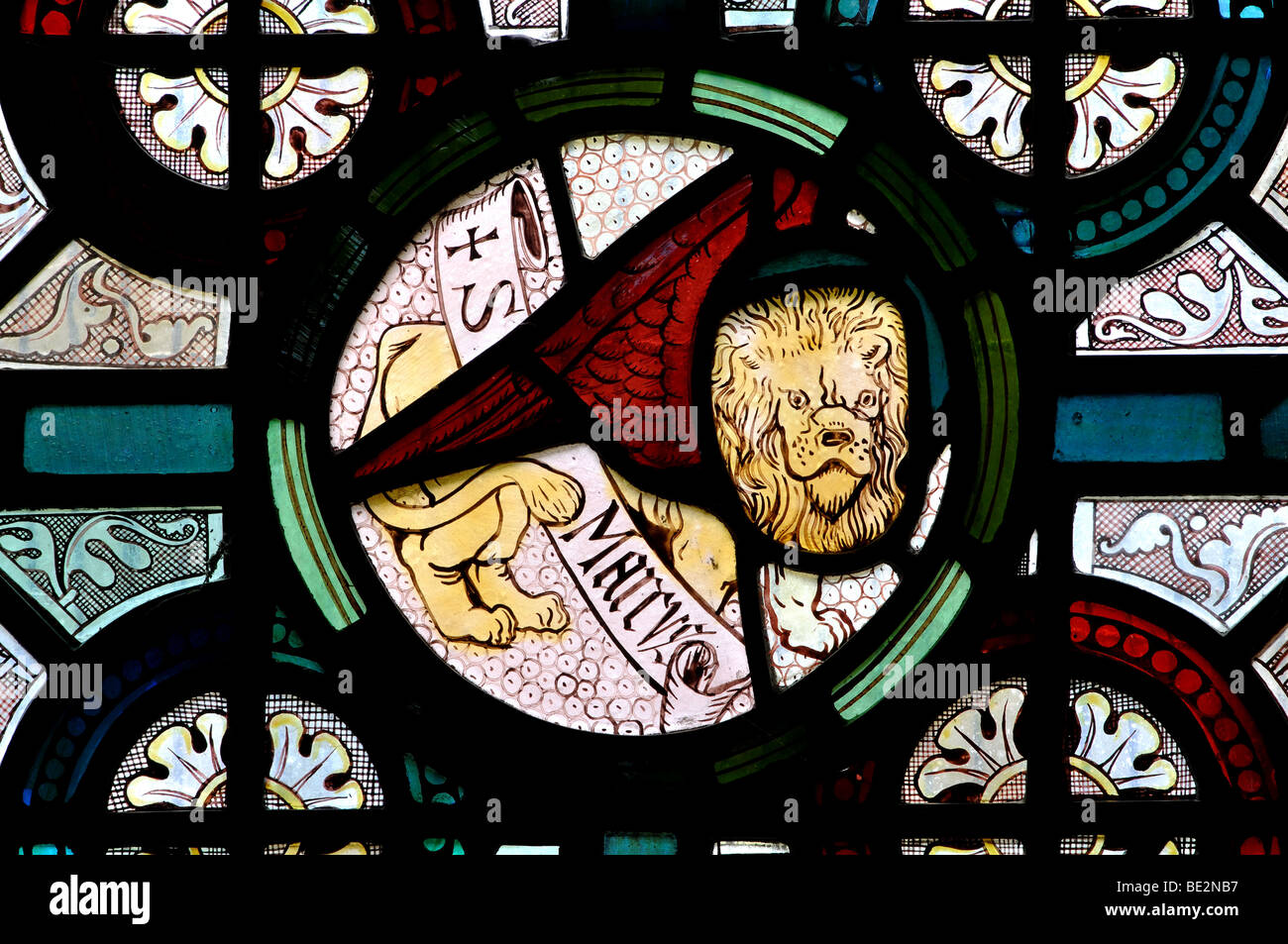 Leone alato di San Marco in vetro colorato, St. Chad's Chiesa, Bishop's Tachbrook, Warwickshire, Inghilterra, Regno Unito Foto Stock