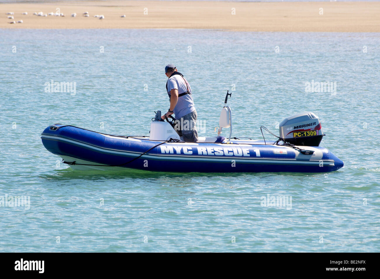 La barca di salvataggio di supporto di una vela scuola di formazione sul Mawddach estuary, Barmouth, Gwynedd, Galles Foto Stock