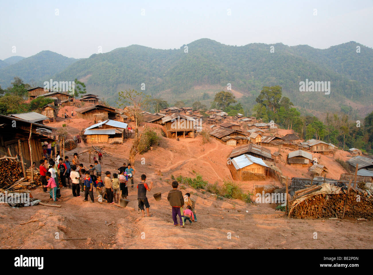 La povertà, persone di Akha Djepia gruppo etnico, semplici capanne sulla collina, divieto di villaggio Chakhamdaeng, vicino il Nam Conser Lan Foto Stock