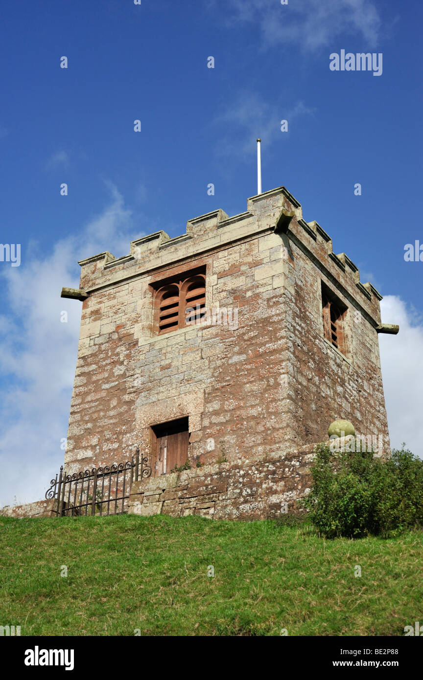 Staccate il campanile, la chiesa di Saint Oswald. Kirkoswald, Cumbria, England, Regno Unito, Europa. Foto Stock