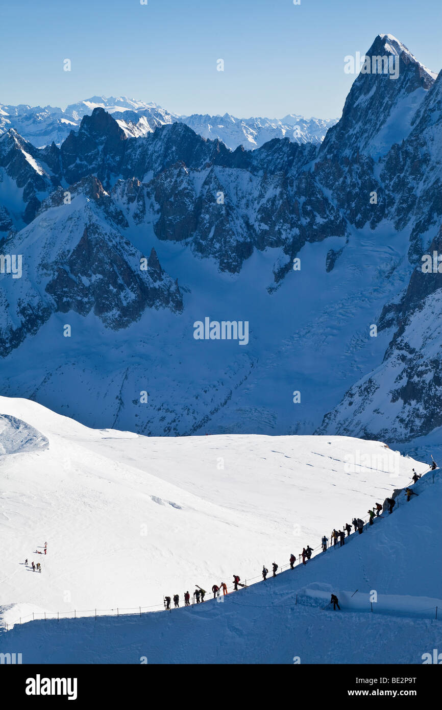 Gli sciatori, Vallee Blanche decente, Aiguille du Midi, Chamonix-Mont Blanc, Haute-Savoie, sulle Alpi francesi, Francia Foto Stock