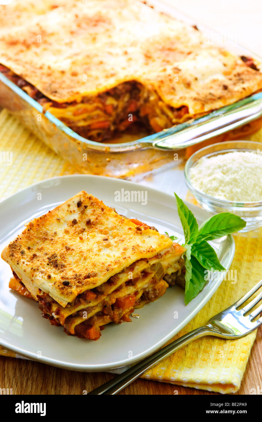 Fresche lasagne al forno casseruola con un taglio che serve Foto Stock