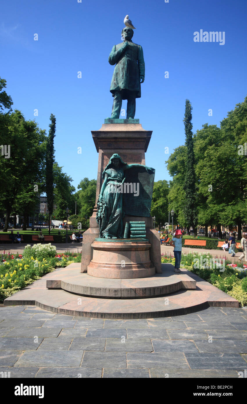 Statua nel parco Esplanade, Helsinki, Finlandia, Europa Foto Stock