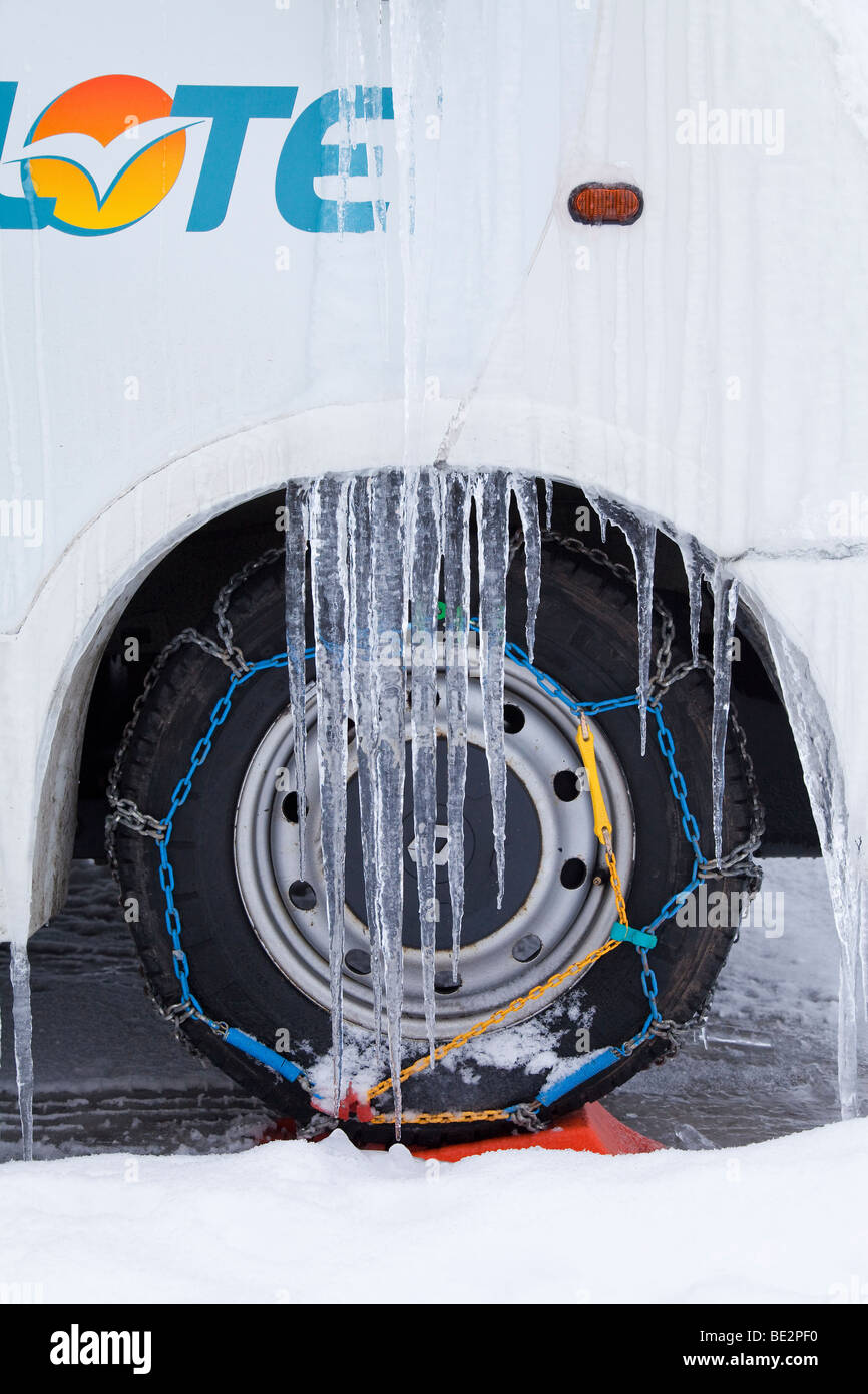 Camper van con catene da neve, in inverno la neve, sulle Alpi francesi, Francia Foto Stock