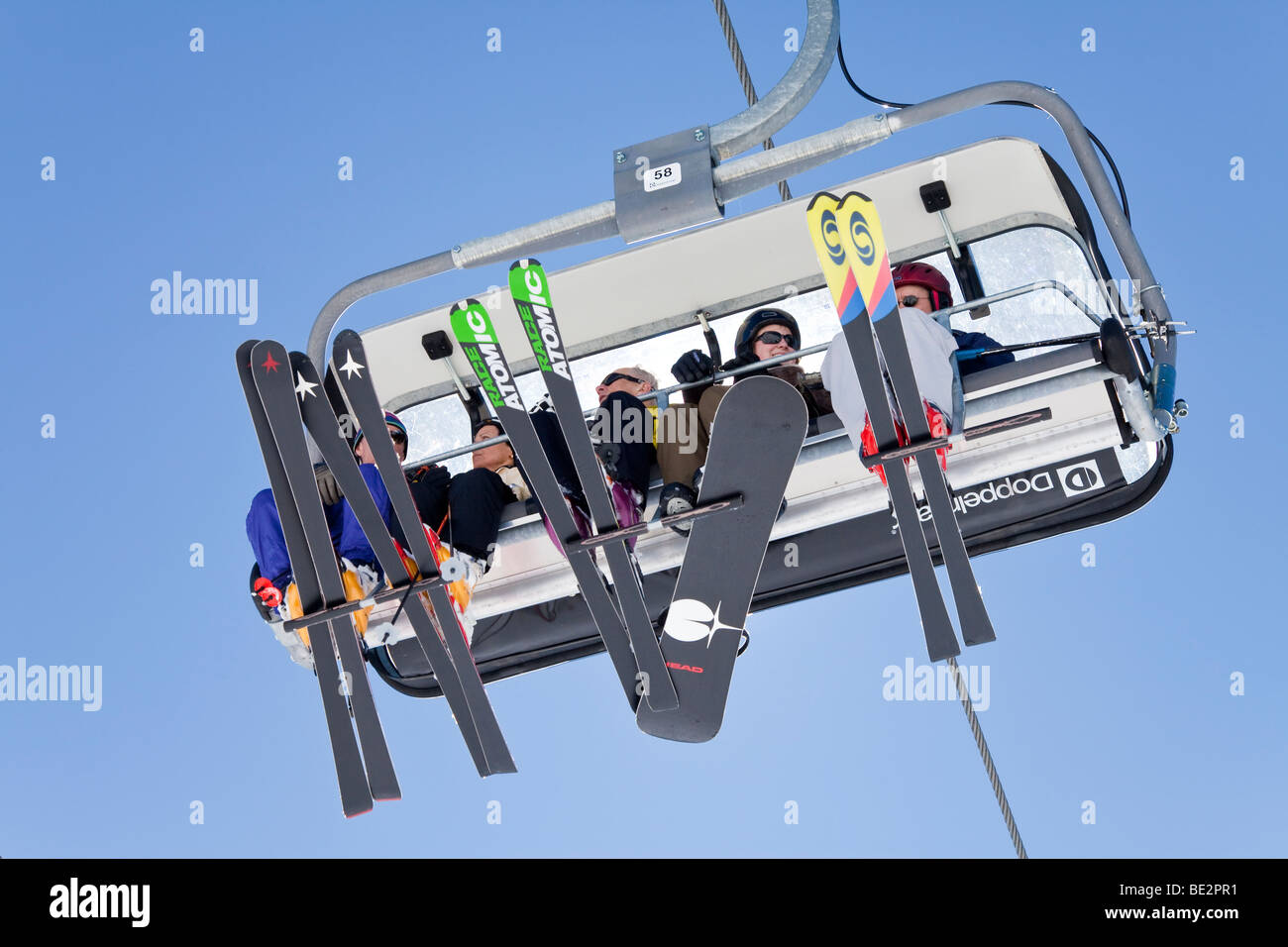 Europa Austria, Tirolo. St. Anton am Arlberg, veloce moderna seggiovia Foto Stock