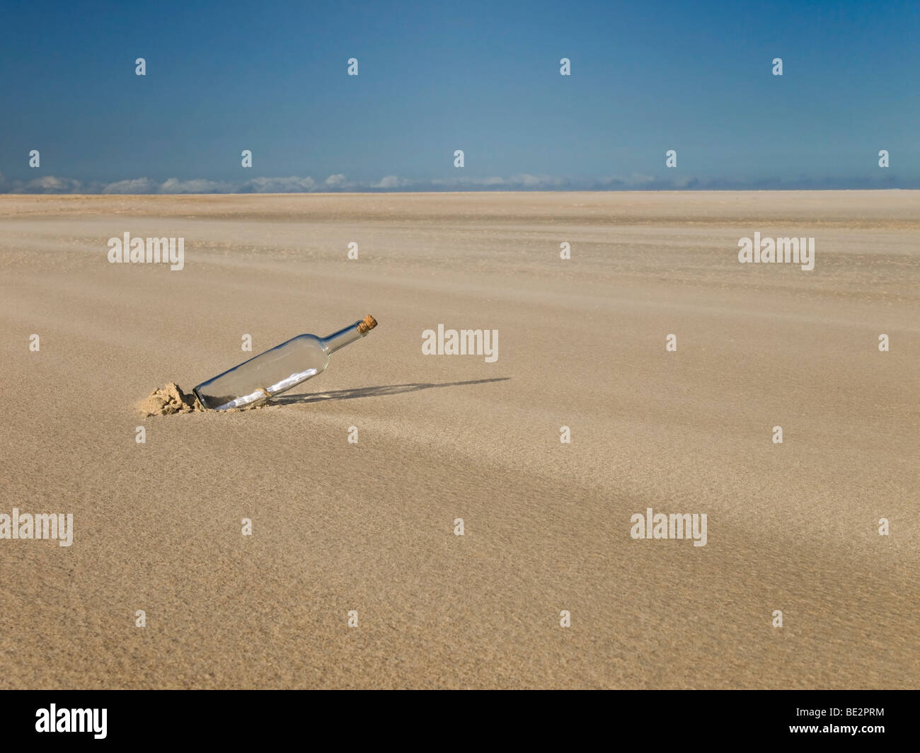 Una bottiglia con un messaggio interno è abbandonato nel deserto. Foto Stock