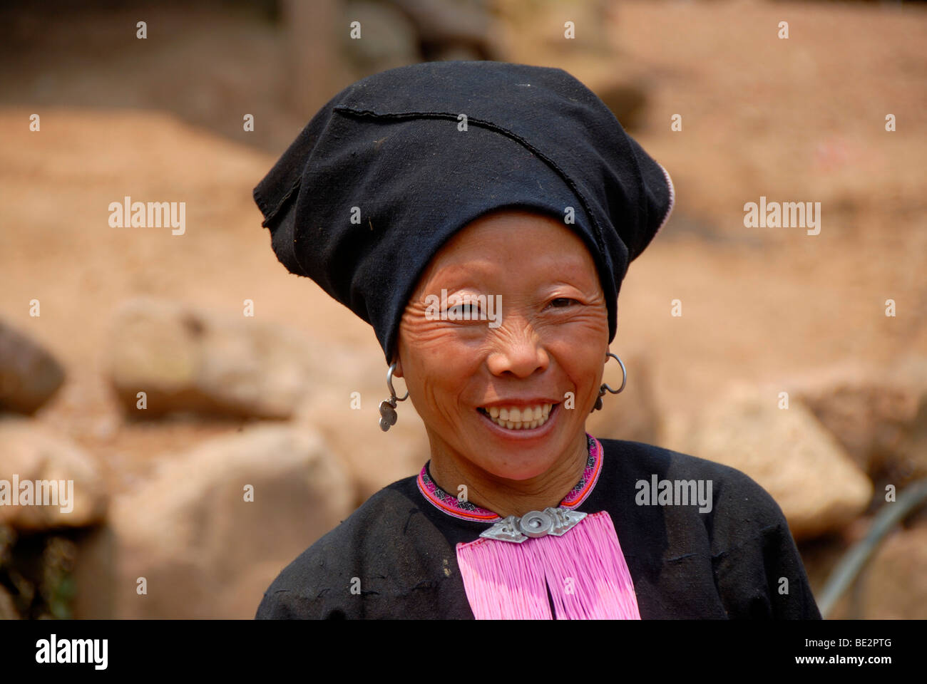 La povertà, ritratto, etnologia, Yao donna vestita di un costume tradizionale, sorridente con un turban copricapo, villaggio di Ban Namma Foto Stock