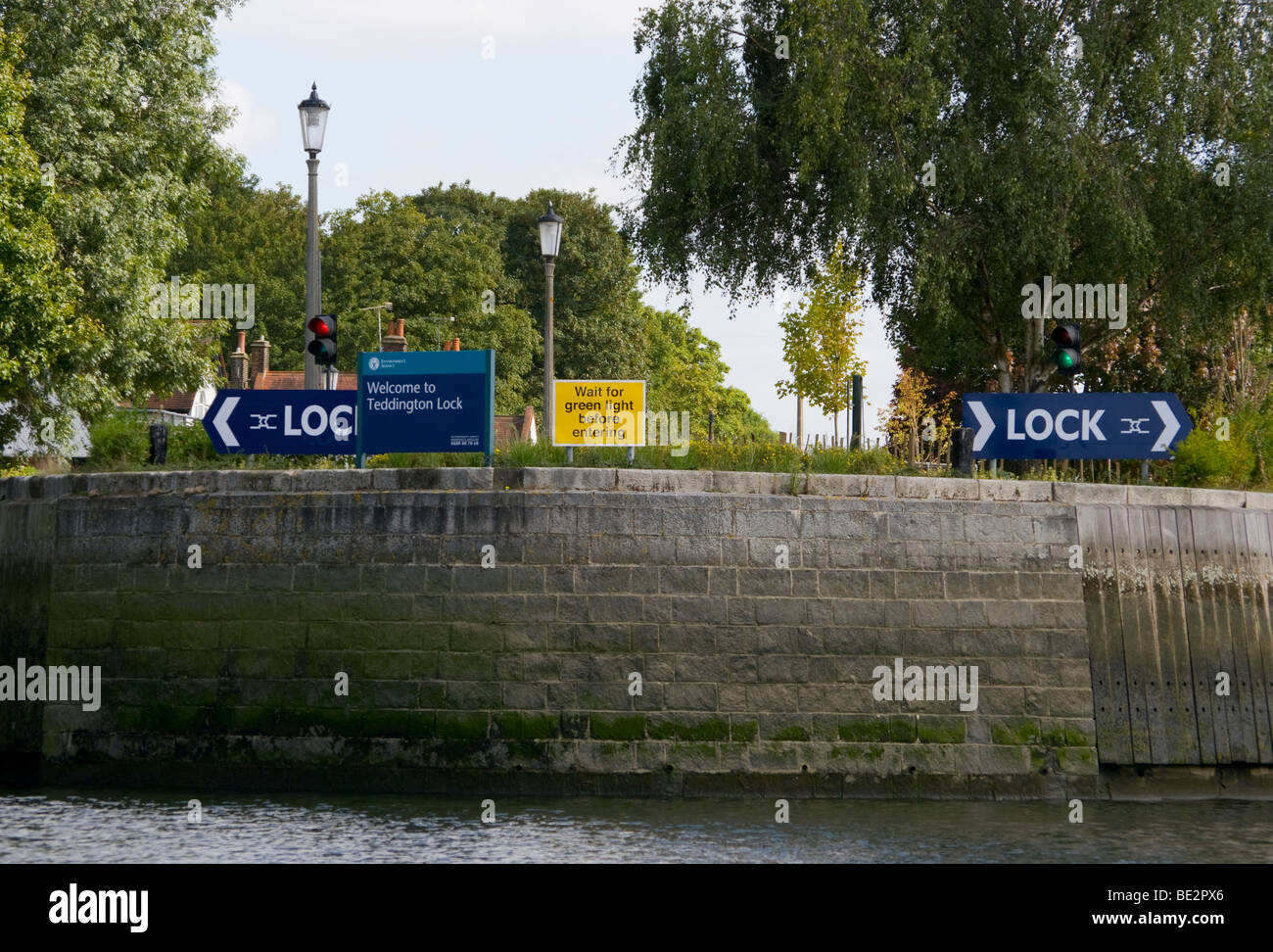 Ingresso a Teddington Lock sul Fiume Tamigi Inghilterra Foto Stock