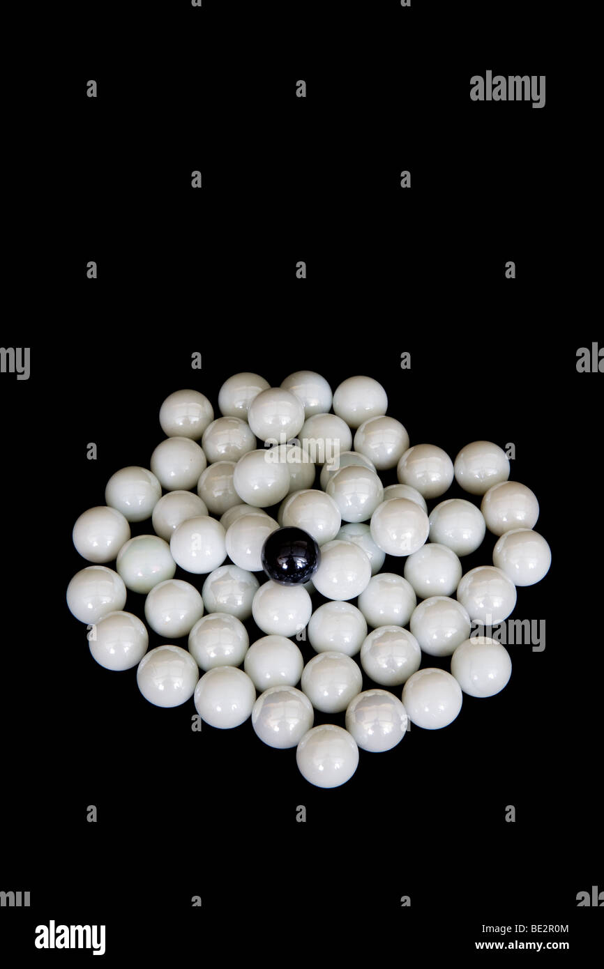 Il bianco e il nero sfere marmi su sfondo nero Foto Stock