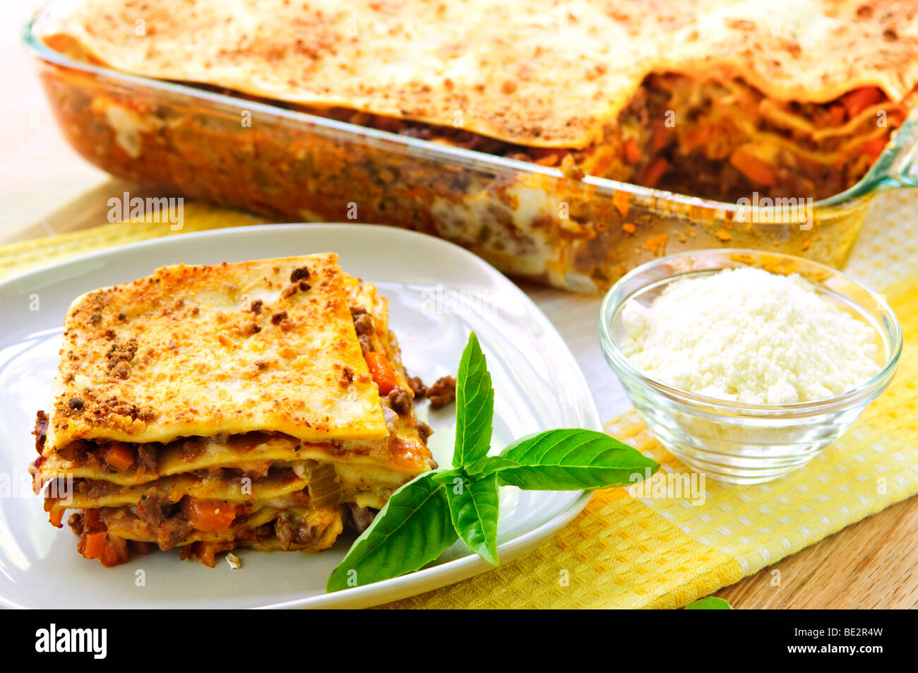 Fresche lasagne al forno casseruola con un taglio che serve Foto Stock