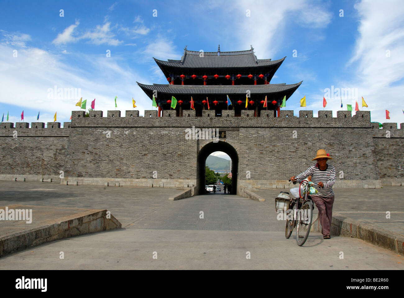 Porta della città di parete, West Gate, Dali, nella provincia dello Yunnan, Repubblica Popolare di Cina e Asia Foto Stock
