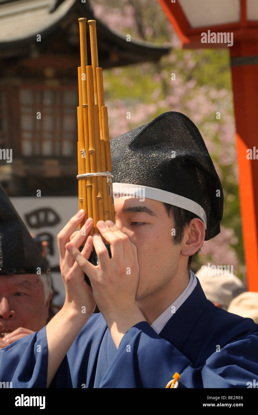 Armonica a bocca player, Hirano Santuario, Kyoto, Giappone, Asia orientale, Asia Foto Stock