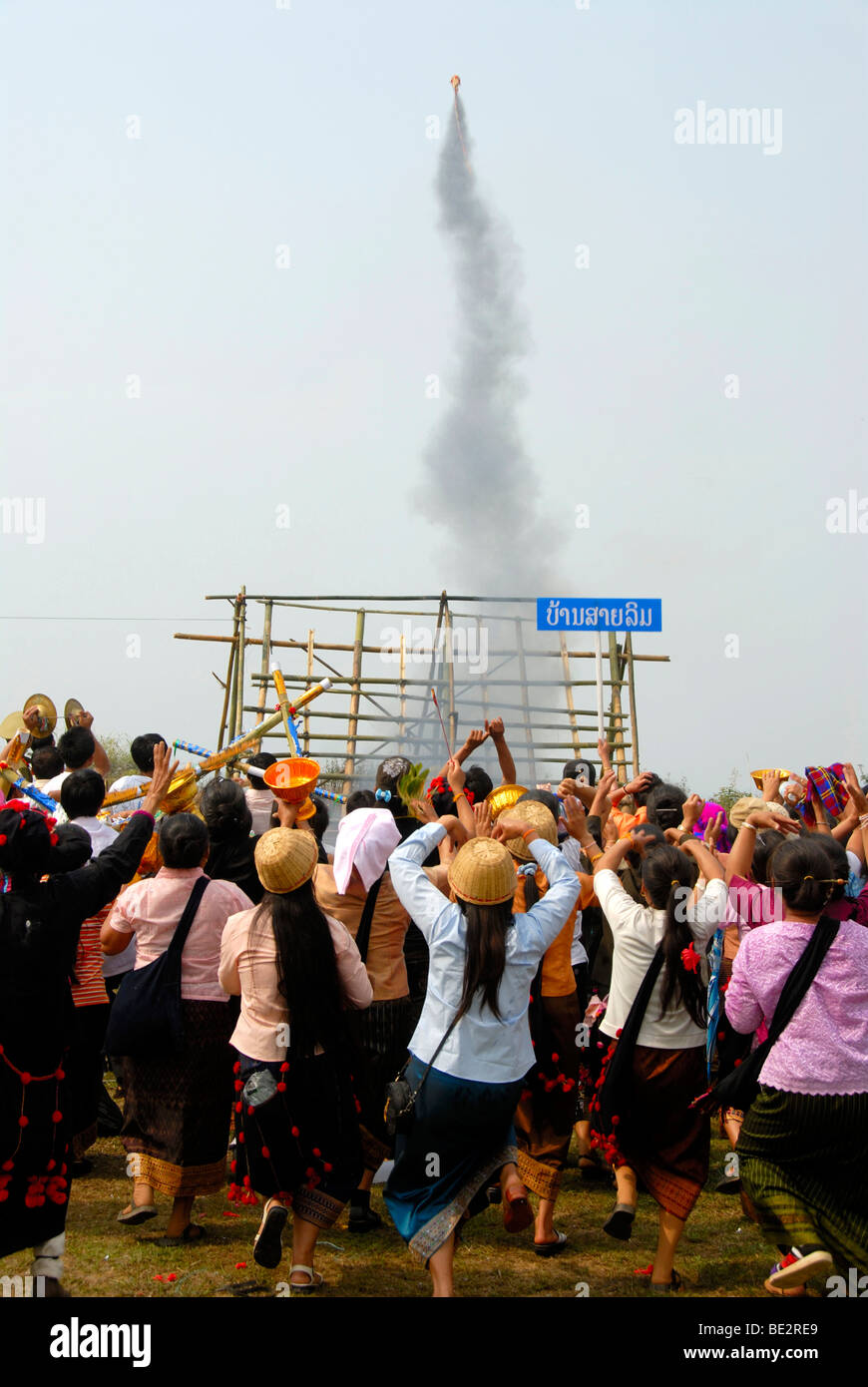 Fuochi d'artificio rocket poco dopo il lancio dalla rampa di lancio volare verso il cielo, esultanza Phunoi persone, Pi Mai Foto Stock