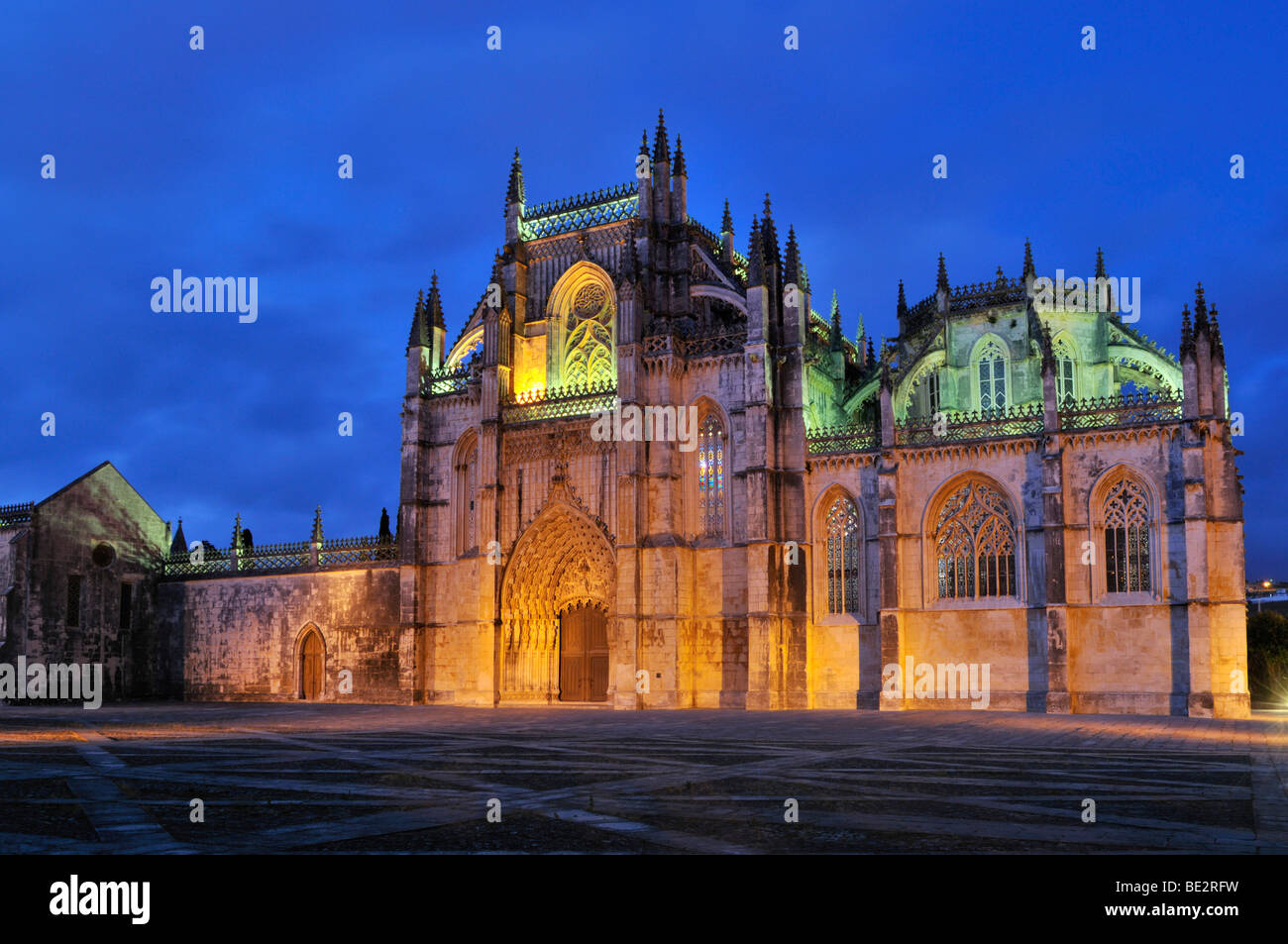 Monastero Domenicano Mosteiro de Santa Maria da Vitoria a notte, Sito Patrimonio Mondiale dell'UNESCO, Batalha, Portogallo, Europa Foto Stock