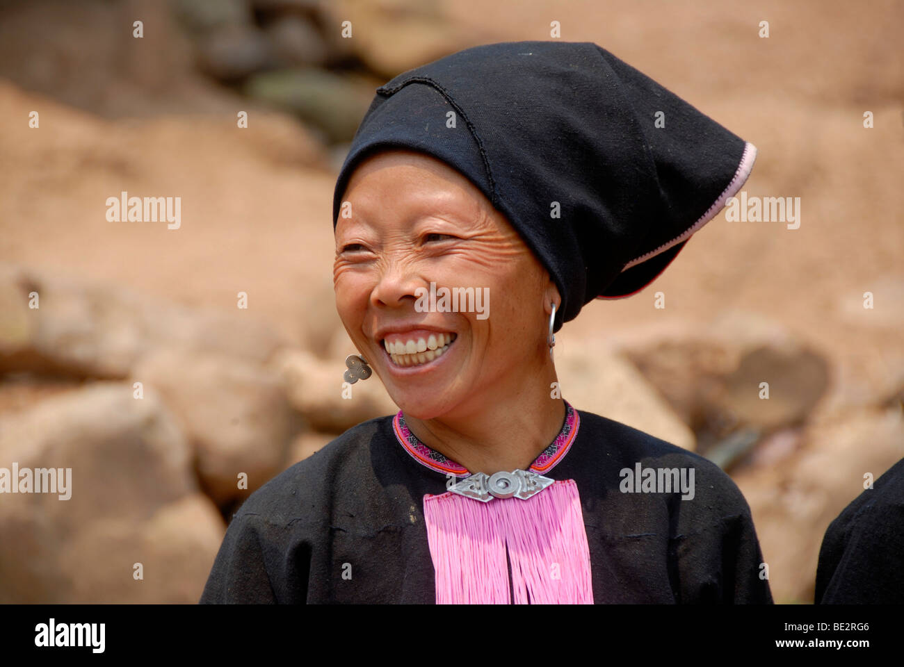 La povertà, ritratto, etnologia, Yao donna vestita di un costume tradizionale, sorridente con un turban copricapo, villaggio di Ban Namma Foto Stock