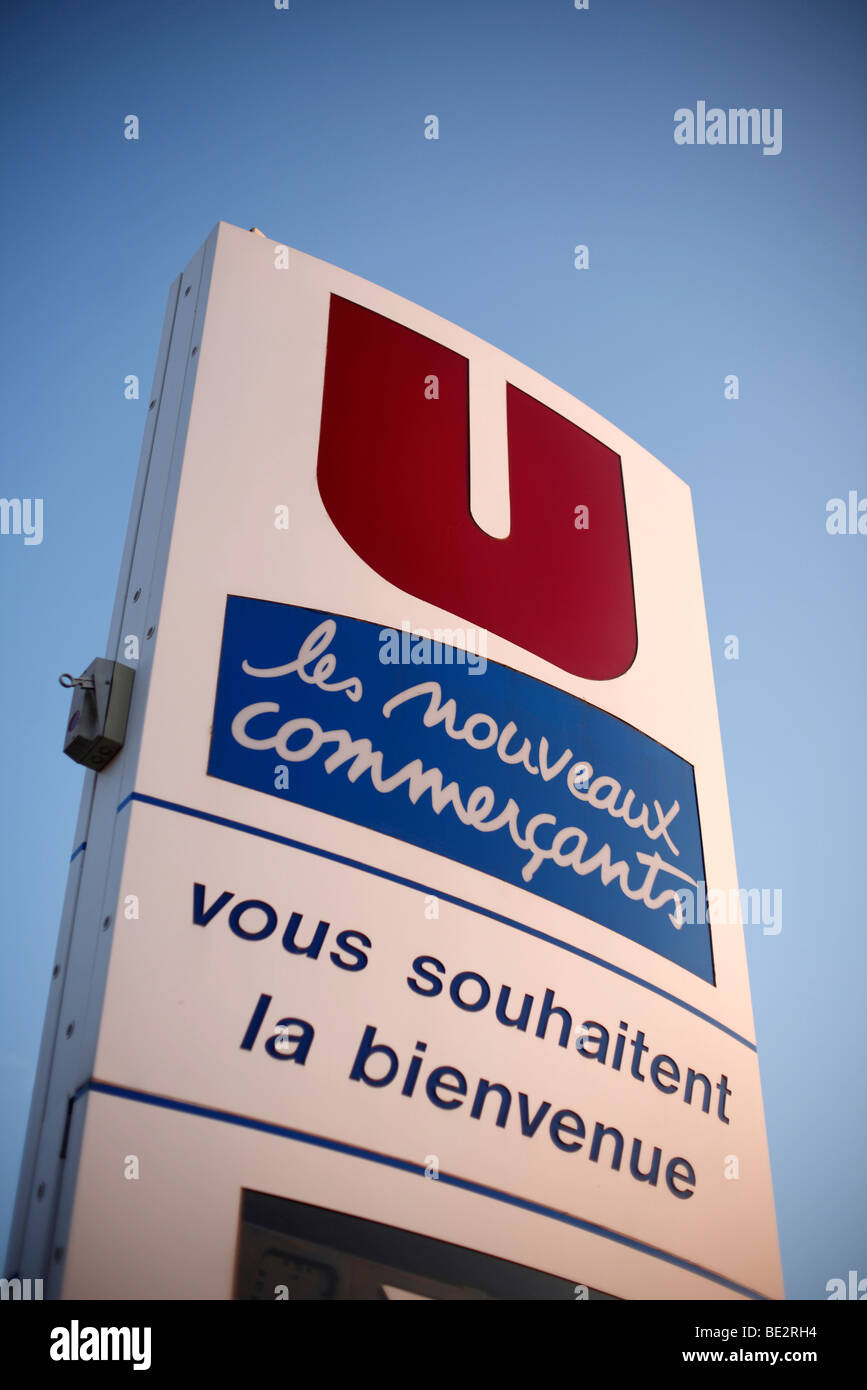 Segno per Super U e Hyper U catena di supermercati in Francia Foto Stock