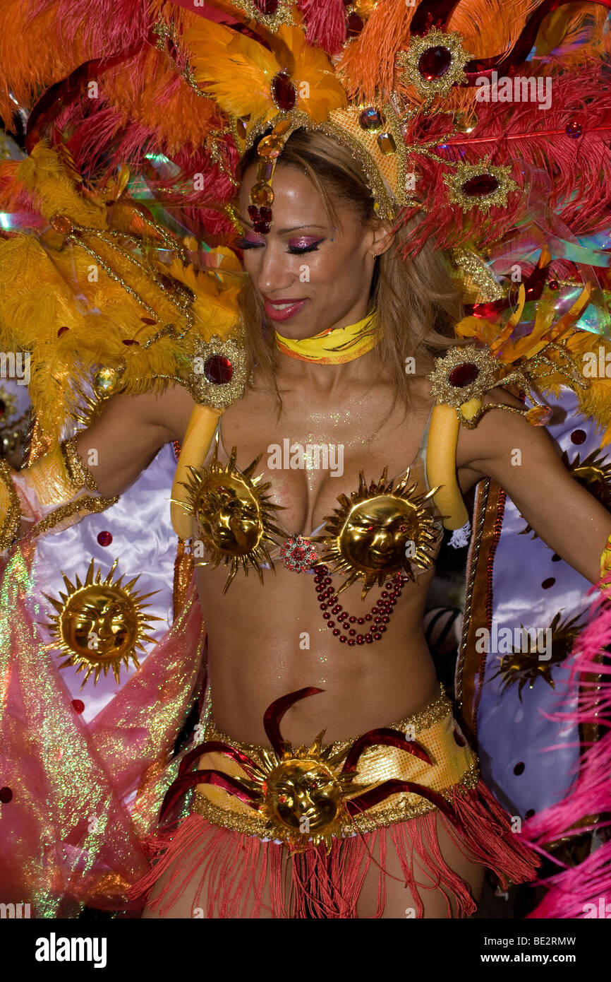 Brasil brasiliano costume peacock samba etnici ballerino Thames festival carnevale di notte Londra Inghilterra Regno Unito Europa Foto Stock