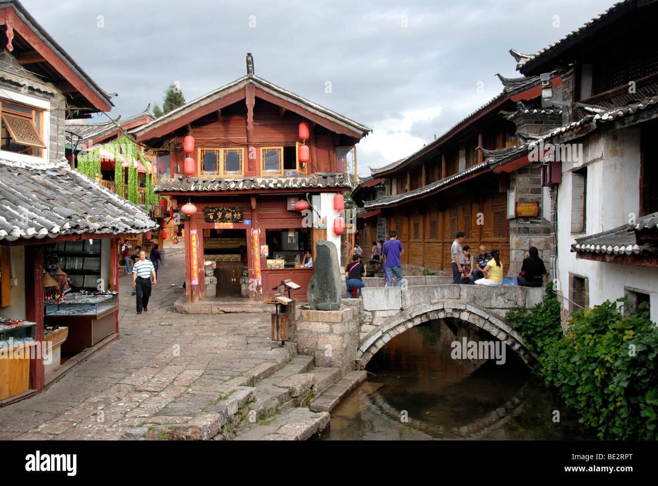 Vecchie case in legno, canal e il ponte, il centro storico di Lijiang, Sito Patrimonio Mondiale dell'UNESCO, della provincia dello Yunnan, Repubblica Popolare Foto Stock