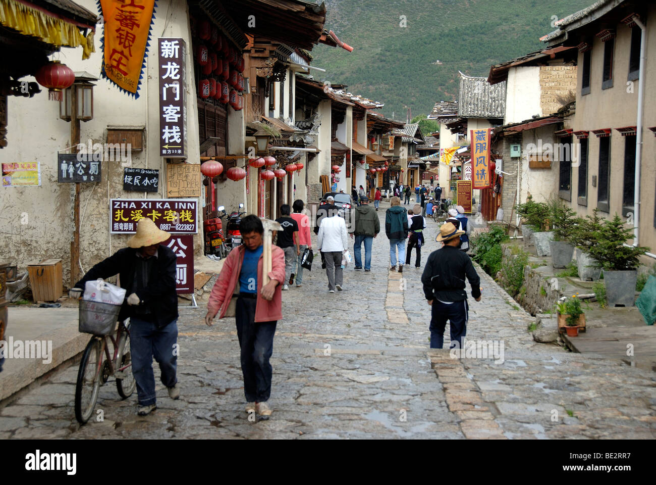 La gente del posto e i turisti in una strada del centro storico della città tibetana Zhongdian, Shangri-La, nella provincia dello Yunnan, Repubblica Popolare o Foto Stock