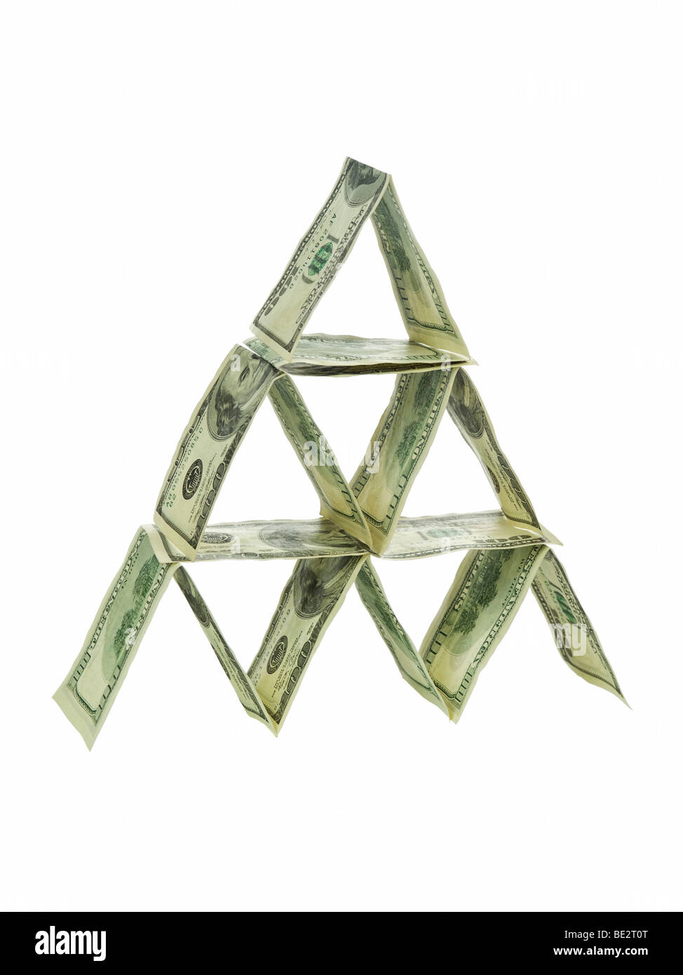 Una piramide fatta di banconote da cento dollari isolato su bianco. Foto Stock