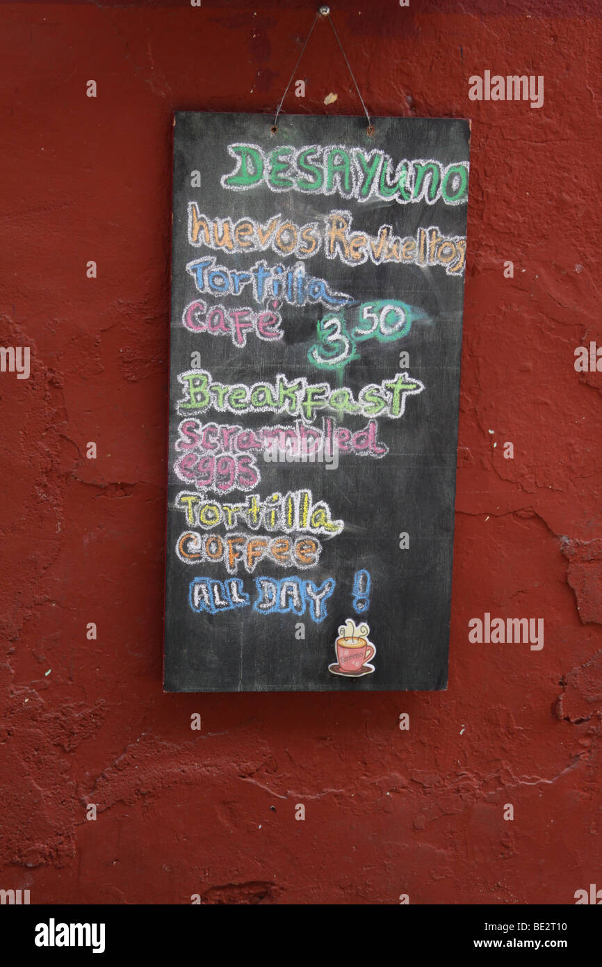 Un cartello stradale che annuncia il menu della colazione in spagnolo e in inglese. Foto Stock