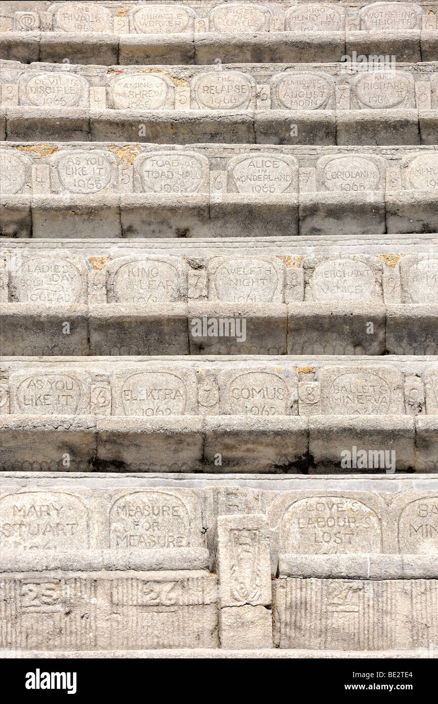 Dei posti a sedere per gli spettatori con schienali scolpiti nel Minack Theatre, anfiteatro al Porthcurno, costa sud della Cornovaglia, England, Regno Unito Foto Stock