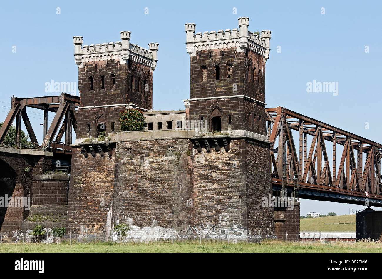 Le torri della ex Duisburg-Hochfeld ponte ferroviario sul fiume Reno, la zona della Ruhr, Renania settentrionale-Vestfalia, Germania, Europa Foto Stock