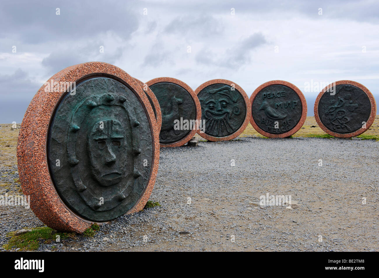 Sculture "Pace sulla terra", Capo Nord, Nordkapp, Norvegia, Scandinavia, Europa Foto Stock