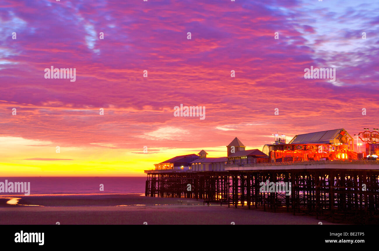 Central Pier di Blackpool al tramonto in estate Foto Stock