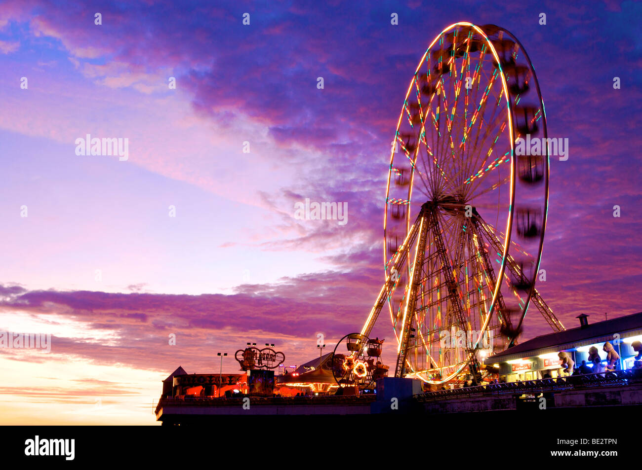 Illuminata ruota panoramica su Central Pier di Blackpool Foto Stock