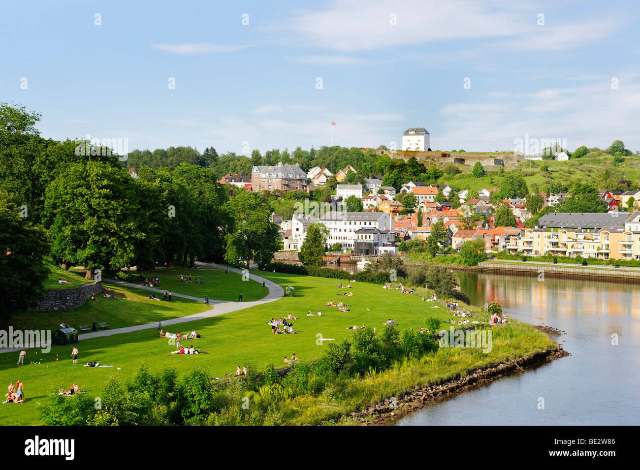 Nidelva sotto la fortezza Kristiansten, Trondheim, Norvegia, Scandinavia, Europa Foto Stock