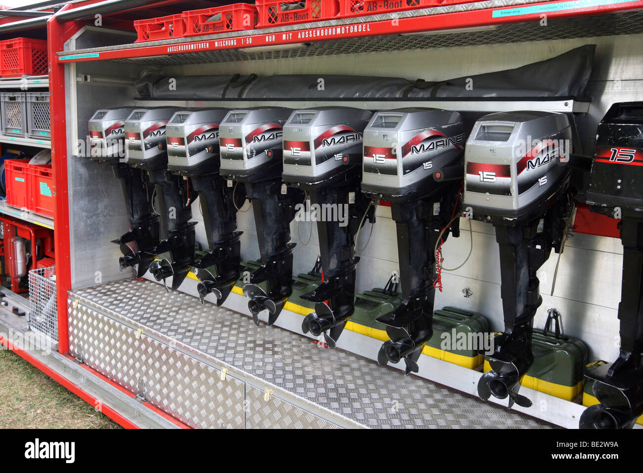 Motori fuoribordo in auto di pattuglia dei vigili del fuoco a Mannheim, Hessen, Germania, Europa Foto Stock