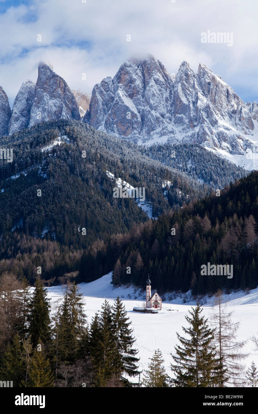 Paesaggio invernale di St Johann Chiesa, Ranui, Villnoss, Geisler Spitzen, Val di Funes, Trentino-Alto Adige, Italia Foto Stock