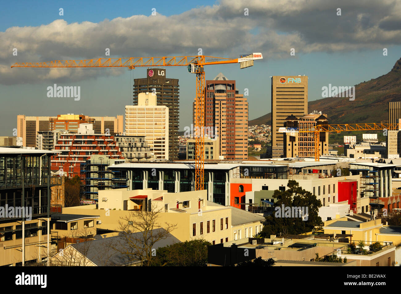 Gru sui siti di costruzione nel centro di Città del Capo, la gamma della montagna di Devil's Peak nel retro, Cape Town, Sud Foto Stock