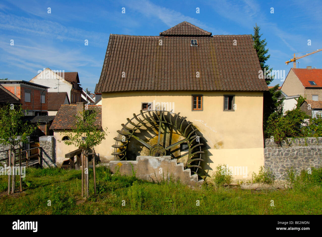 Vecchio mulino con la ruota del mulino, ponte mulino, Muehlheim, am Main, Hesse, Germania, Europa Foto Stock