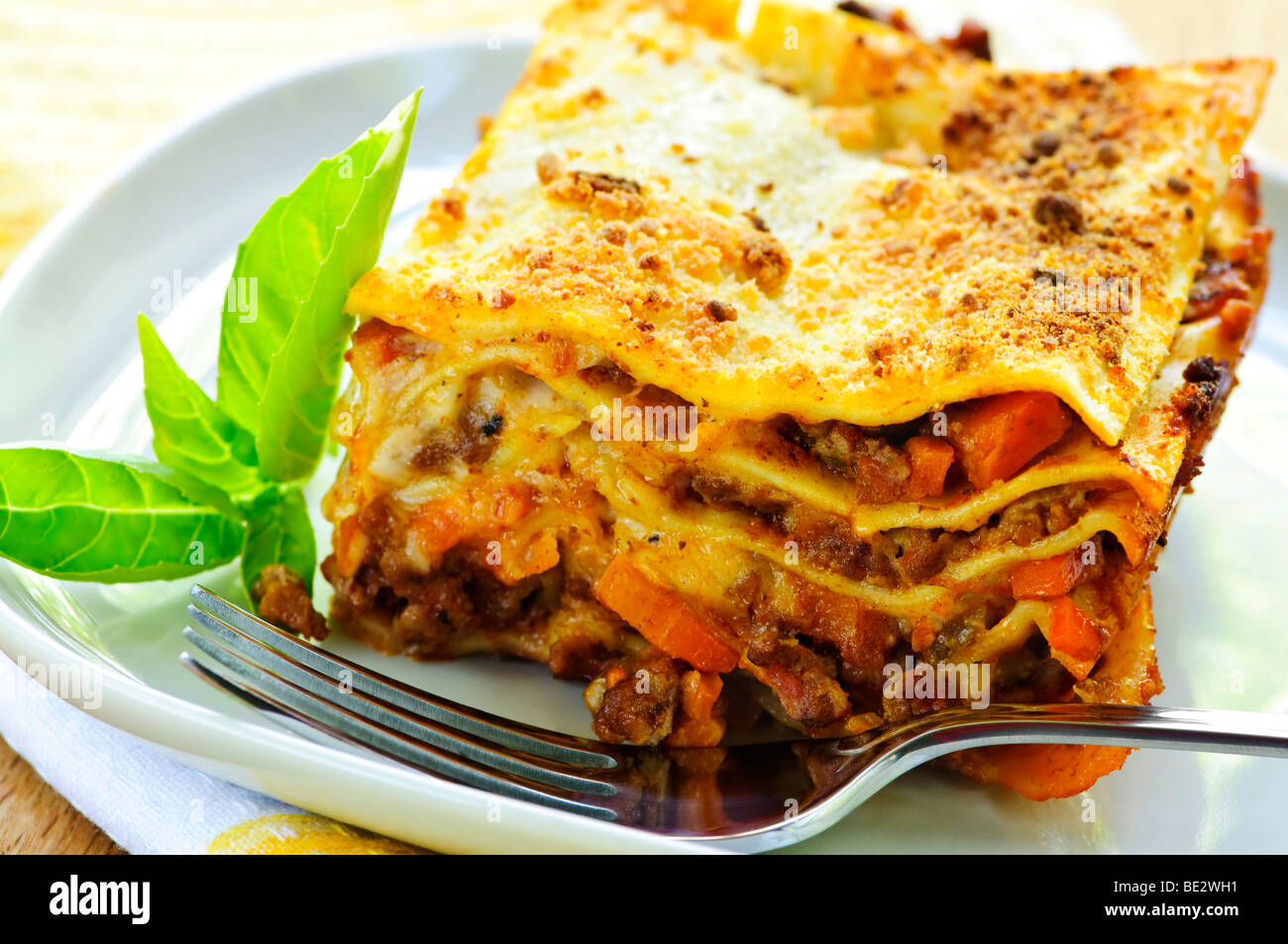 Servire fresca di lasagne al forno su una piastra Foto Stock