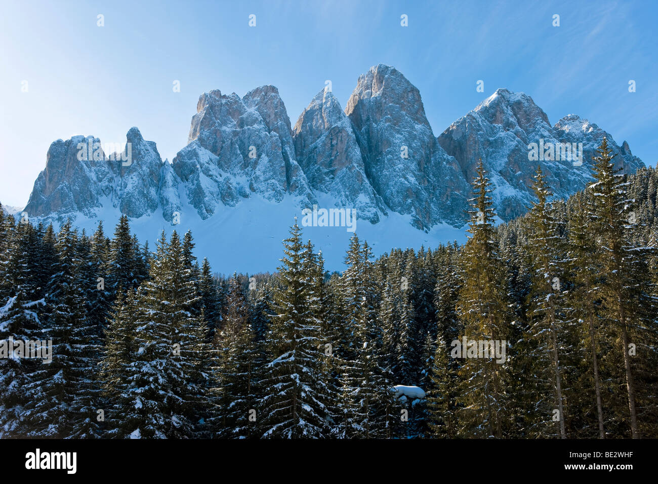 Paesaggio invernale, le Odle Gruppo/Geisler Spitzen, Val di Funes, Dolomiti italiane montagne, Trentino Alto Adige e Sud Tirolo Foto Stock